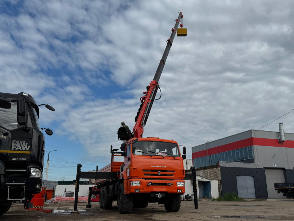 Краны-манипуляторы (КМУ): виды, классификации и особенности